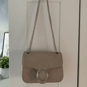 Beige väska - Beige fin väska med kedja! Superfin till vardags men även till bal och andra tillställningar. Kedjan kan va både längre och kortare. DM för mer bilder