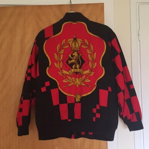 Vintage bomberjacka - Cool vintage bomberjacka med galet snygg design på ryggen. Size L, varan kan skickas med post där köpare står för frakt. (Tar 2-3 arbetsdagar att anlända)