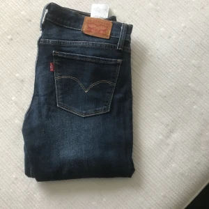 Levis  - Hej! Säljer mina Levis jeans som är super skinny fit, mid waist och otroligt bekväma. Storlek 27 som är som en xs/s i ”vanlig” storlek. (Köparen står för frakten😊)