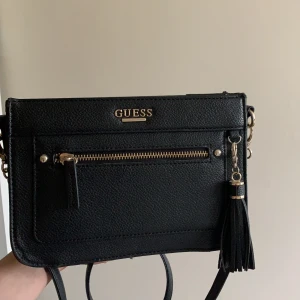 Väska från guess!! - Liten och fin väska från Guess, köpt i usa, endast små spår på användning💚🙌🏻två fack inuti, ett med dragkedja och ett utan, reglerbart axelband. Köpare står för frakt🌟