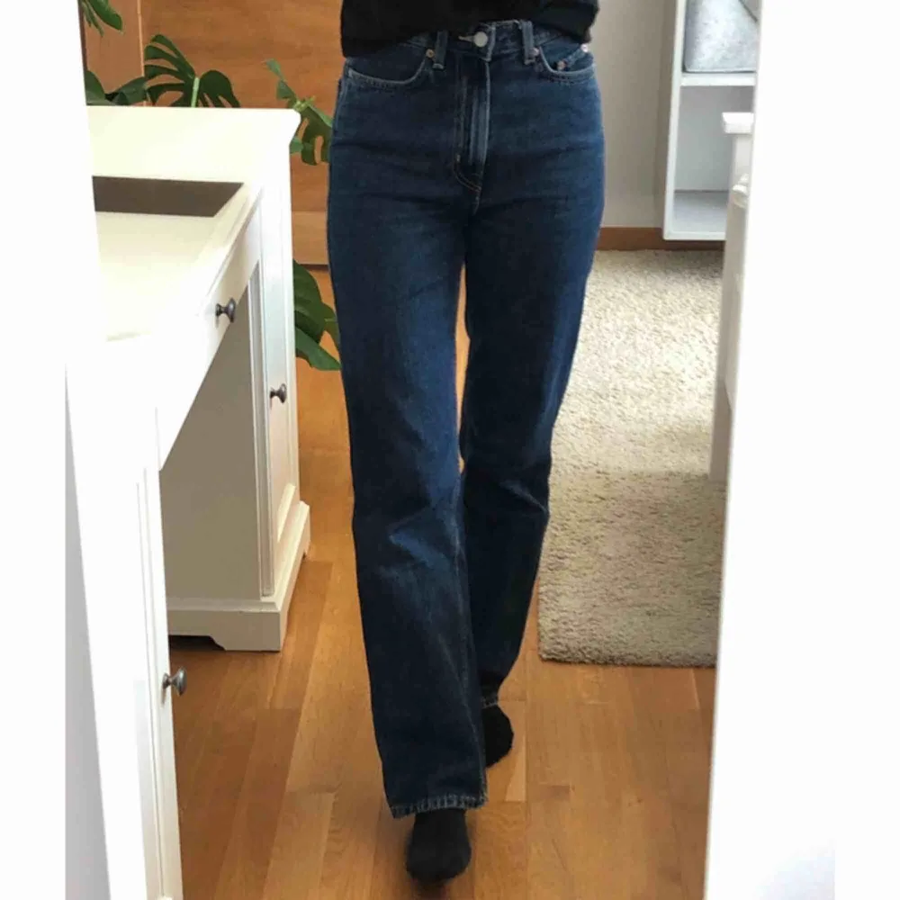 Fantastiska jeans från weekday i modell Row. Superbekväma och i finfint skick🥰🥰🥰. Jeans & Byxor.