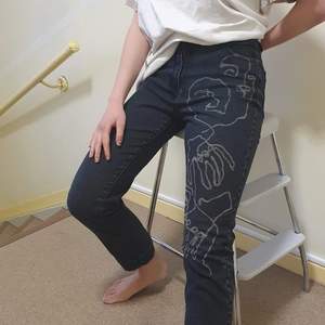 Ett par mörka jeans som jag själv målat på med blekning! Gör en intressekoll på dessa, det är första gången jag testar att måla på kläder med blekning! Gilla om nni vill att jag ska göra fler par med andra motiv!