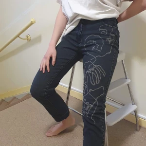 Blekta jeans - Ett par mörka jeans som jag själv målat på med blekning! Gör en intressekoll på dessa, det är första gången jag testar att måla på kläder med blekning! Gilla om nni vill att jag ska göra fler par med andra motiv!