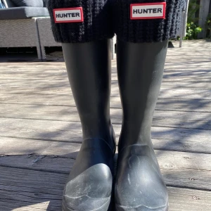Hunterstövlar barnstorlek 36-37 - Säljer mina hunterstövlar storlek 36 då jag växt ur dem, de är använda och kan behöva tvättas men annars i mycket bra skick! Säljer även med ett par strumpor från Hunter i svart stickat på toppen som man viker på stöveln med flis om fötterna och benen.