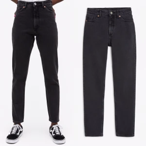 Svarta mom jeans - Svarta mom Jeans från monki i storlek 26, mycket bra skick!✨