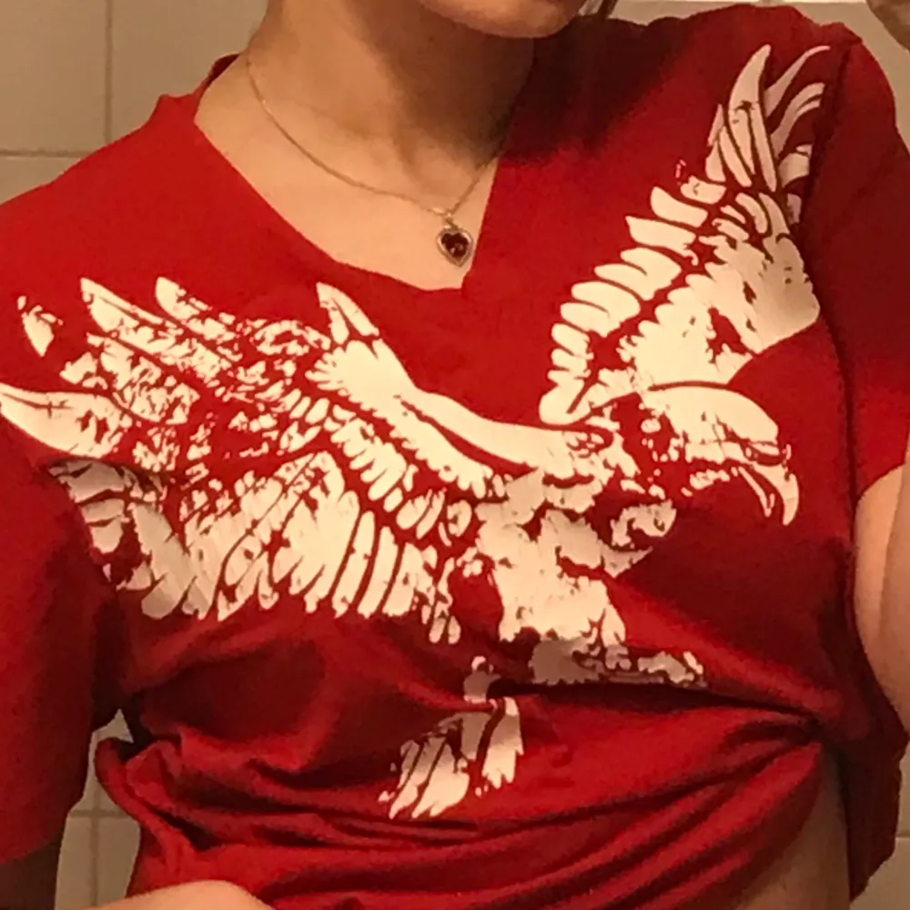 röd v ringad tröja med en örn på! Frakt 42 kr. T-shirts.