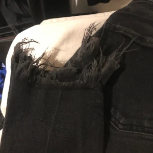 Perfekta grå/svarta jeans! - Sjukt snygga jeans med lite slitningar!