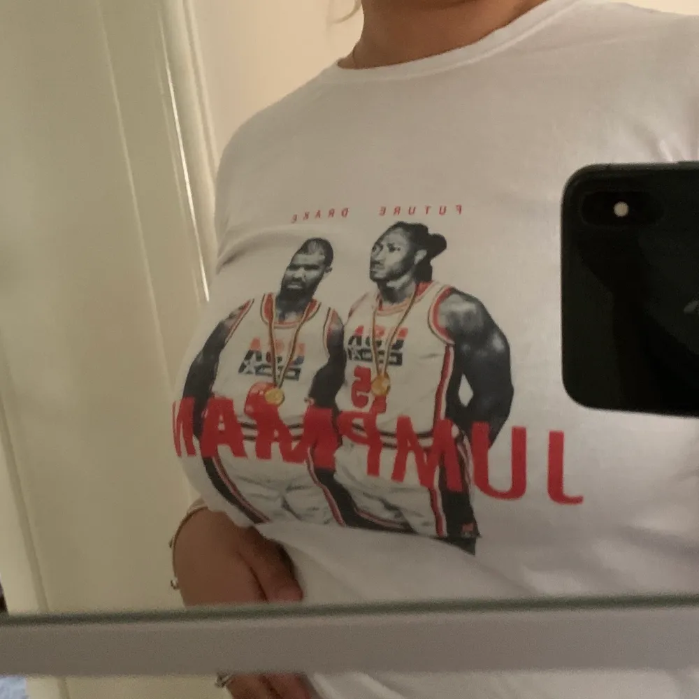 Jumpman t-shirt med Drake och Future på, säljer pga används ej och gillar inte passformen på mig. Kommer tyvärr inte ihåg vart den kommer ifrån. Kan mötas upp i Stockholm eller frakta. T-shirts.