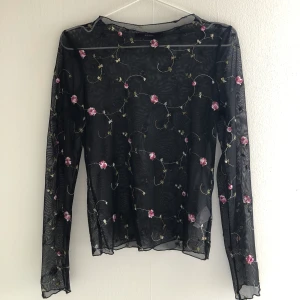 Meshtopp med broderade blommor  - Köpt på bikbok, använt några få gånger. Passar bra med ett svart linne under. 