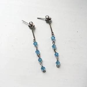 Örhängen  - Silver och blå örhängen från glitter. Skriv till mig vid intresse eller om du har några frågor☀️ Fraktkostnad tillkommer! 