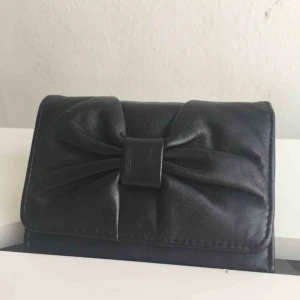  - Fin plånbok med rosett på framsidan! Bra skick⭐️