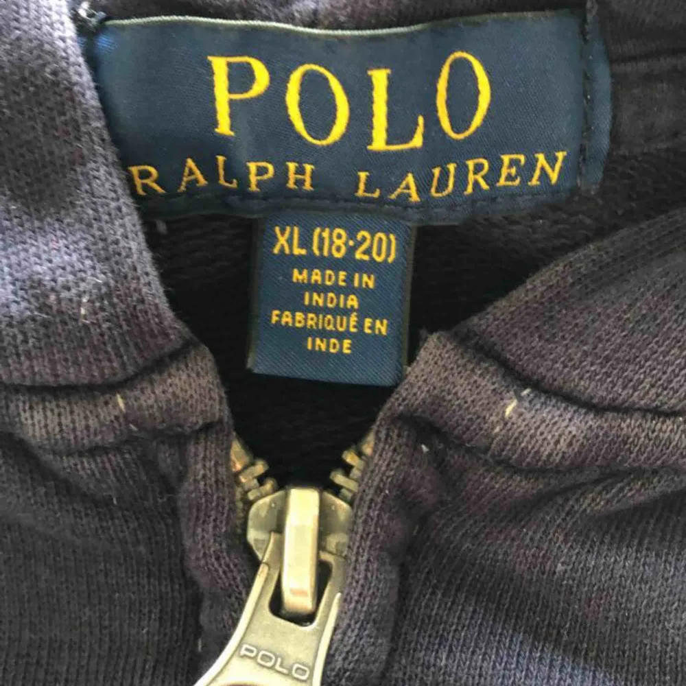 Säljer nu min super unika Ralph Lauren hoodie! Kommer från herr avdelningen storlek 18-20 år☺️ extremt fin med olika patches och texter! Hör av er om frågor! Frakten ingår 🥰 hör av er! . Hoodies.