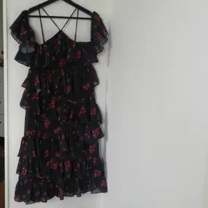 Never worn ruffle dress with floral pattern. 38 size 
