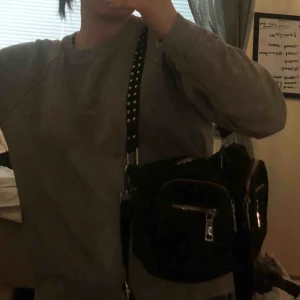  - En skitsnygg Noella väska i svart, inte så använd. Köpt på Lykke by Lykke🥰Säljs pga bytt stil typ😚(om flera intresserade, bud i meddelanden)🧃🌈 