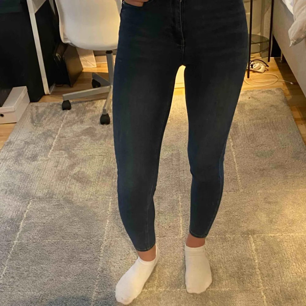 Ett par mycket fina mörkblåa byxor från Gina Tricot och är i mycket bra skick💕 Byxorna är i storlek S och kunden står för frakten💕. Jeans & Byxor.
