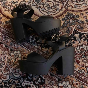  - Högklackade skor från Duffy. Använda en gång. Ordinarie pris: 400kr  Frakten är inkluderad i priset!