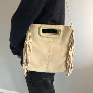 Maje väska  - Hej jag säljer min fina nya nästan  oanvända maje köpt i somras.väska köpt för 2800kr start bud 2000kr, supper fint skick. Dust bag och påse samt katalog fins med 💓