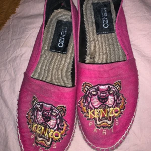 ÄKTA KENZO SKOE - Säljer mina kenzo skor, dom är i storlek 39 och med tanke på materialet så var dom väldigt ostretchade och gav ingen passform så dom har varit hos en skomakare som töjt dom lite! Använda fåtal gånger men därav billigare pris! Bud från 290kr (nypris 1800)