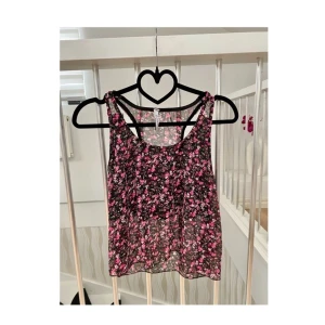 Söt blommig croptop - Blommig croptop i skönt lätt tyg, perfekt med ett par shorts inför sommaren ✨💞