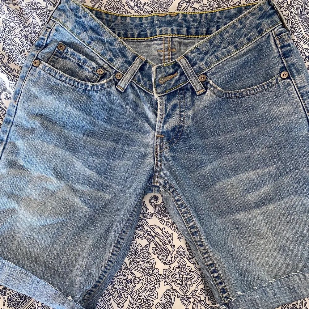 Ett par riktigt fina Levis shorts som är i en lite längre modell. Inga tydliga slitningar. Säljer pågrund av att de är för små. Frakt tillkommer.. Shorts.