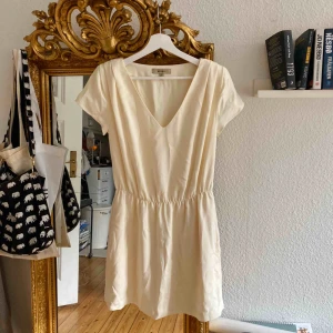  - Krämvit klänning från Whyred! Superfint skick!💞☀️