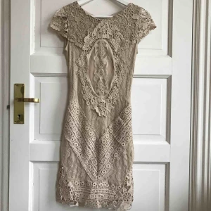  - Spetsklänning från Dry Lake i storlek XS! I nytt skick! Nypris: 959kr