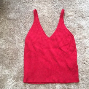 Rött v-ringat linne - Rött linne. Strl S. 20kr+porto