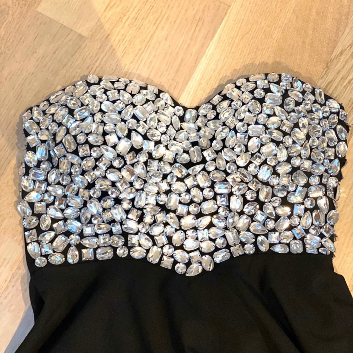 Svart klänning med fina detaljer  - 91