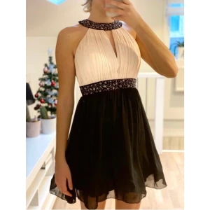 Beige/Svart klänning  - Jättefin klänning som bara är använd 1 eller 2 ggr. En av mina favoriter men den kommer inte till användning för mig, tyvärr. På klänningen står det strl 38 men det är mer en 34-36. Kan mötas i Stockholm, annars står köparen för frakten ✨💞