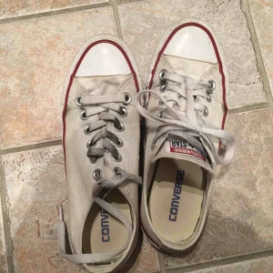  - Väl använda converse men jag tycker bara dom blir blir ballare när dom är lite skitiga. Frakt tillkommer, använt skick men absolut inte trasiga