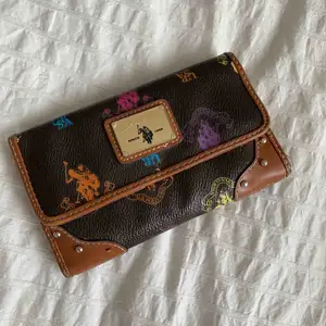 Vintage Ralph Lauren wallet ! Has space for a passport! Really good condition, barely used. Original price was 1200 kr selling for 450 ! Meet up in stockholm or pay for shipping 💞