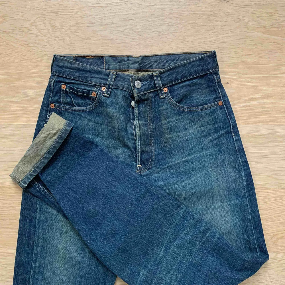 Levis 501 i en ganska mörk denim färg! (Första bilden visar endast hur de sitter!) Säljer pga av att de är för små i midjan. Budet ligger på 510 kr 😇 🥰. Jeans & Byxor.