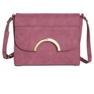 Axelremsväska mockaimitation - Axelremsväska i mockaimitation i använd skick.                                                                          - Mått 22*19*5 cm - Justerbart axelband - Innerfack med dragkedja - magnetfäste. Ordinariepris:249kr, mitt pris endast 60 kr. 