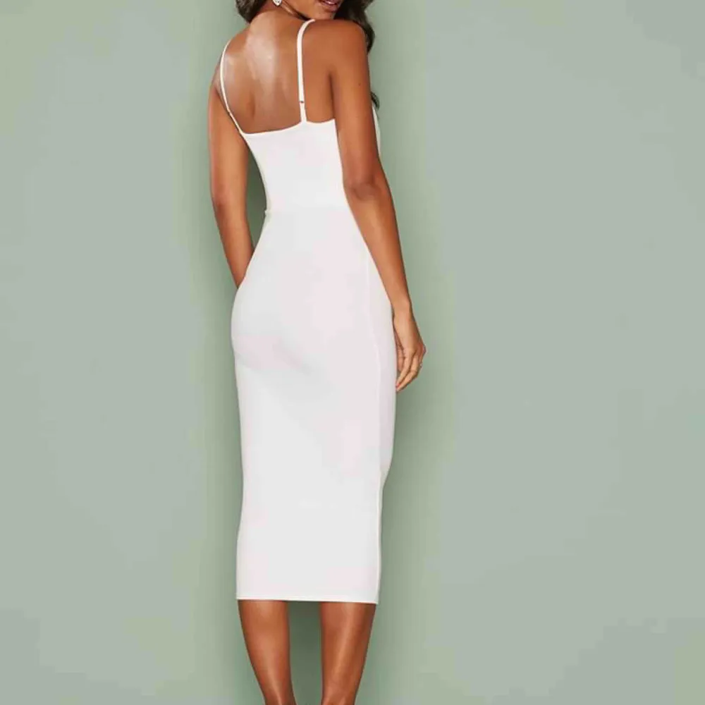 Ny superfin vit klänning från Nelly,  Passar xs/s. Fint tjockare material som känns lyxigt.   Fri frakt . Klänningar.