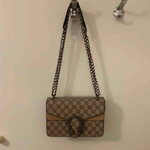 Väska - Har inte kommit till nytta då de inte riktigt är min still annars är den i bra skick. FIR FRAKT