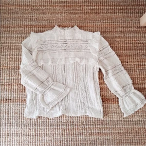  Spetstopp med detaljer  - Superfin spetstopp som mest hängt i garderoben. Fin knäppning baktill - se bilder. 