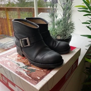 Johnny Bulls i storlek 37 - Säljer jättefina Johnny Bulls i storlek 37 och dom är i fint skick. Säljer för 400kr 