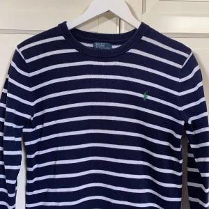 Randig tröja - Fin stickad randig tröja av Ralph Lauren. Vintage kollektion och mycket fint skick, sparsamt använd!