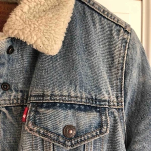  - Jeans jacka med teddy inuti! Från märket Levis i storleken M men den är en aning liten i storleken tycker jag. Inköpt för 1200kr och använd i mindre än en vinter, säljer för 400kr ⚡️ Kan mötas upp i Falun eller fraktas för 63kr🦋