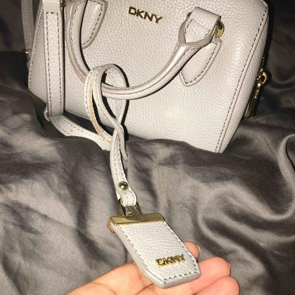 En super snygg äkta DKNY väska köpte för 700kr men säljer den för 100🥰. Väskor.