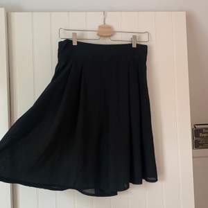Ett par svarta shorts som ser ut som en kjol! Har FICKOR och blixtlås!