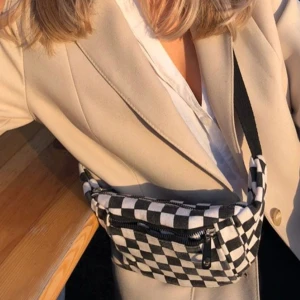 Rutig snygg magväska! - Säljer min kära magväska pga använder inte längre! Fint skick och kan liva upp alla tråkiga outfits! Bilderna visar hur jag har stylat den på festival. Köpare står för frakt.