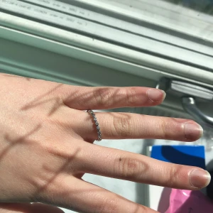 Ny silverring  - Ny silverring in storlek 6 i sterling silver 925! Superfina från glitter och är perfekta som accessoar denna sommaren!