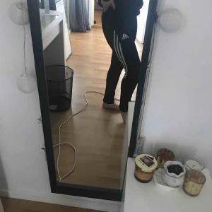  - Jättesköna byxor från adidas, säljer då dem tyvärr blivit försmå för mig ✨ Har målat märket i tre olika färger men det syns ej så tydligt😇 Frakt är ink i priset!