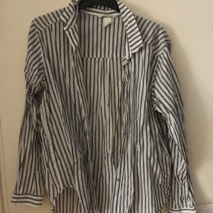 Skjorta - Snygg vit och grårandig skjorta, sparsamt använd 