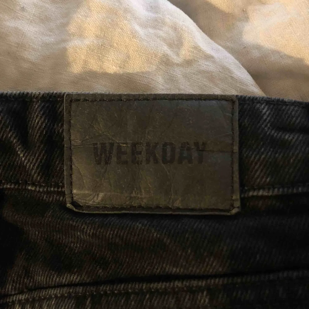 Assnygga jeans från weekday i modellen row och ”tvättad” svart😍🤤🖤 är tyvärr för små för mig men äääälskar dem😍🥺🥰 stl 24W30L. Jeans & Byxor.
