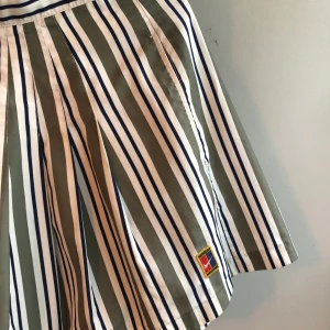 Retro tenniskjol från Nike - Svincool oldschool tenniskjol (ja det var ett gött rim) från Nike! Lite för kort på mig som är 178cm men såå snygg på! Bra skick! Pris exkl frakt