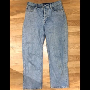Ljusblå mom jeans - Ljusblå mom jeans med straight leg fit och high waist💙 Supersnygga, får verkligen varje överdel att se bra ut! Ett måste i garderoben🥰 