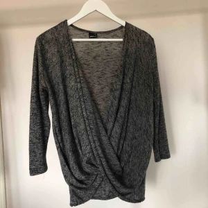  - Omlott tröja från Gina tricot. 