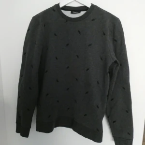 Calvin Klein sweatshirt - Grå sweatshirt med fjädrar på från Calvin Klein. Storlek S. Sparsamt använd. Köparen betalar frakt.